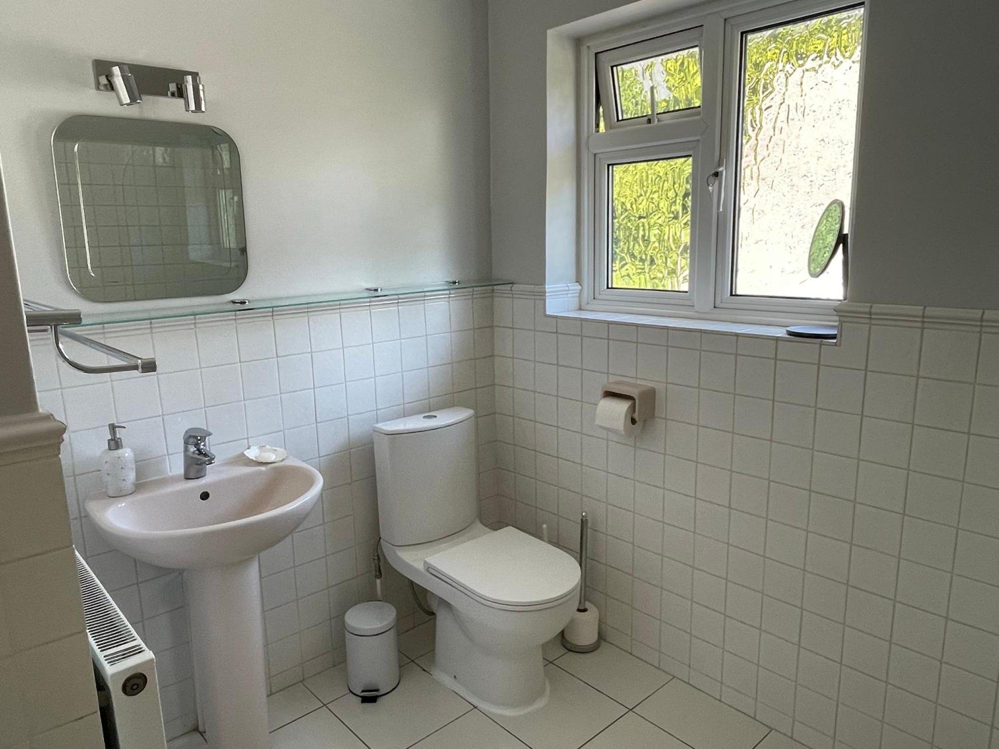 Charming Bournemouth House With Beautiful Spacious Gardens, 5 Min Drive To Beaches, Free Parking For 2-3 Cars Exterior foto